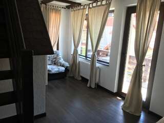 Гостевой дом Relax Бран Номер с кроватью размера «king-size» и балконом-5