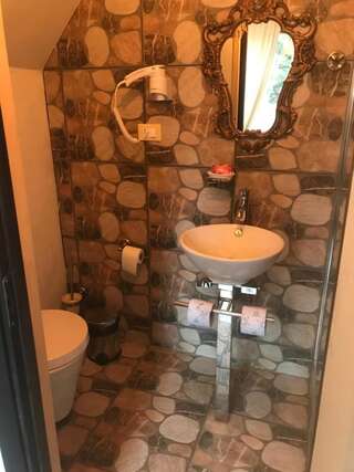 Гостевой дом Relax Бран Номер с кроватью размера «king-size» и балконом-6