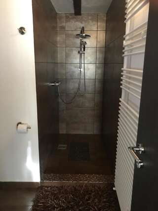 Гостевой дом Relax Бран Двухместный номер с 1 кроватью и собственной ванной комнатой-7